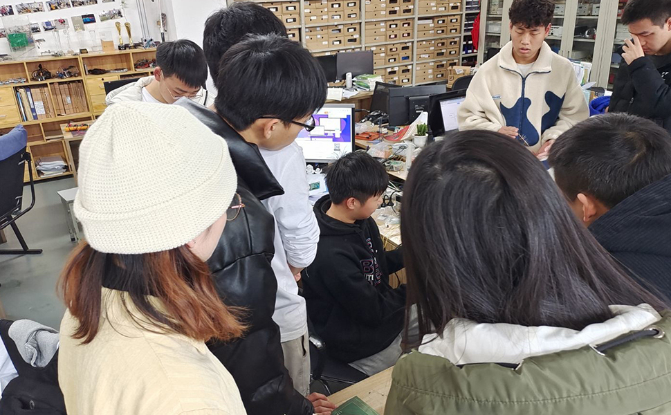 未标题-1_0001_图2 赛前学生开展研讨